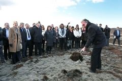 Innanríkisráðherra Ögmundur Jónasson tekur fyrstu skóflustunguna að nýju fangelsi á Hólmsheiði