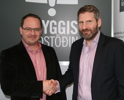 Frá undirritun samnings Fangelsismálastofnunar og Öryggismiðstöðvarinnar. Páll E. Winkel, forstjóri FMS (t.v.) og Ragnar Þór Jónsson, framkvæmdastjóri Öryggismiðstöðvarinnar (t.h.)