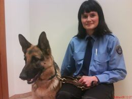 Elin_Osk_Torisdottir_fangavordur_og_Amiga_fikniefnaleitarhundur_a_Litla-Hrauni