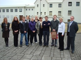 Hopur_laganema_fra_Haskolanum_i_Reykjavik_i_heimsokn_a_Litla_Hrauni_25._april_2008