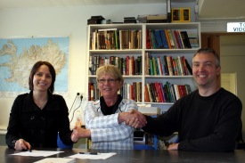 Sigríður María Róbertsdóttir f.h. SKSigló, Margrét Frímannsdóttir f.h. Litla-Hrauns og Jónas Ingi Ragnarsson f.h. vistmanna LH undirrita samstarfssamning